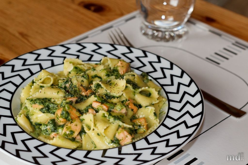 Bandnudeln mit Lachs und Spinat
