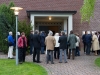 In der Pause vor der Kirche: eine Traube Menschen