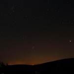 Sterne am Nachthimmel über dem Brocken