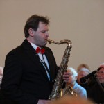 Auch der Leiter der Band spielt mit