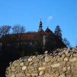 Schloss Herzberg über den Mauern des ehemaligen Pferdestalls
